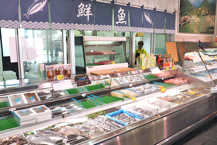 地魚コーナー。屋久島の旬の魚を陳列しています。