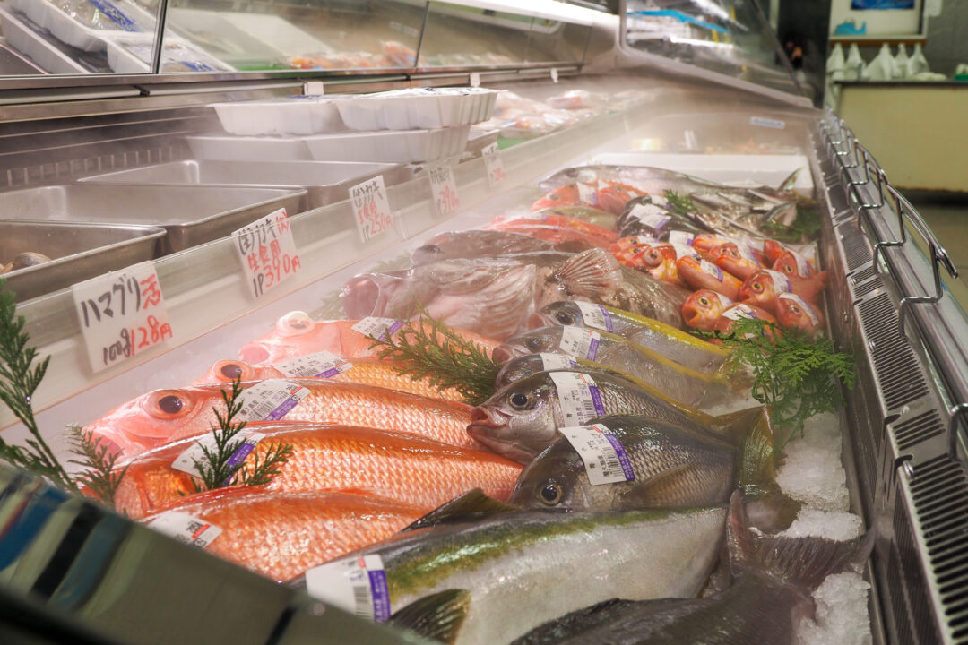 屋久島の地魚、鮮魚（首折れ鯖、トビウオ（飛魚）、アサヒガニ）